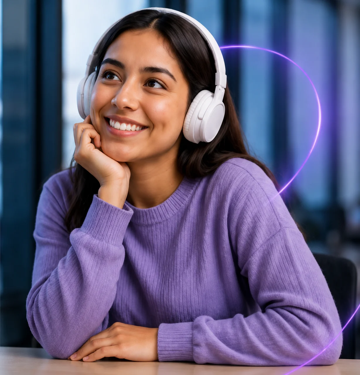 Estudiante sonriendo con audífonos